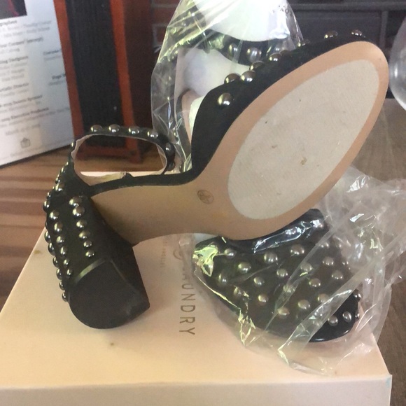 Black heels - Picture 4 of 7